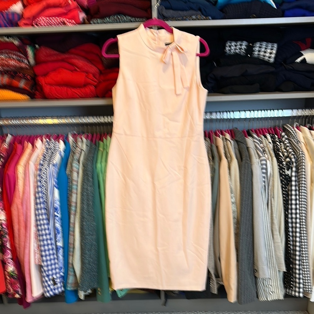 Maggy London light peach sleeveless front neck bow dress size 8